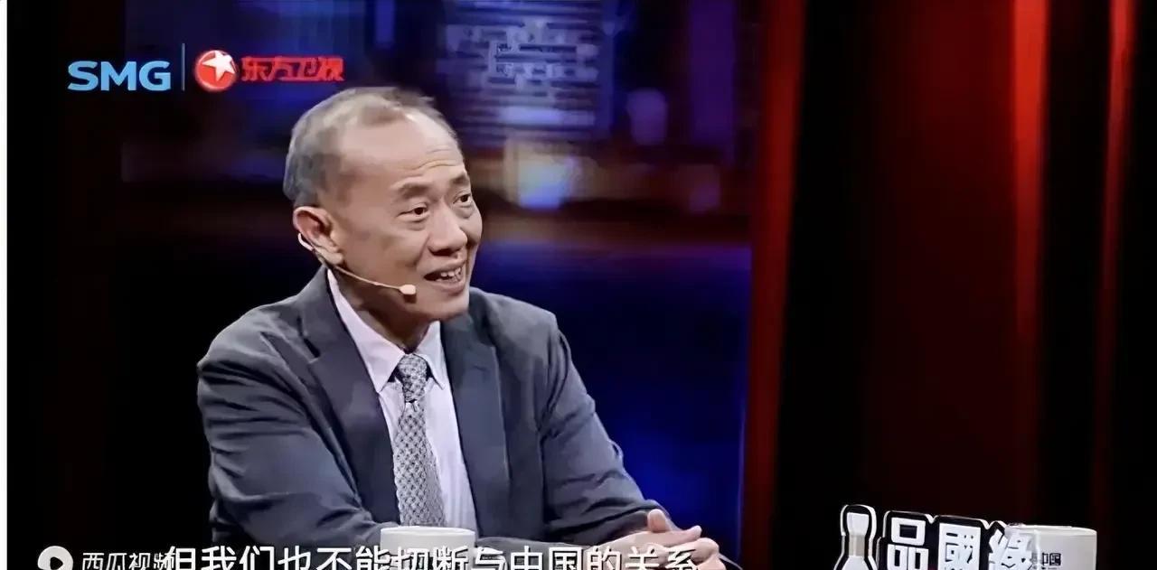 节目上，主持人抛给新加坡专家杨荣文一个难题：“如果必须要在中美之间选边站，新加坡