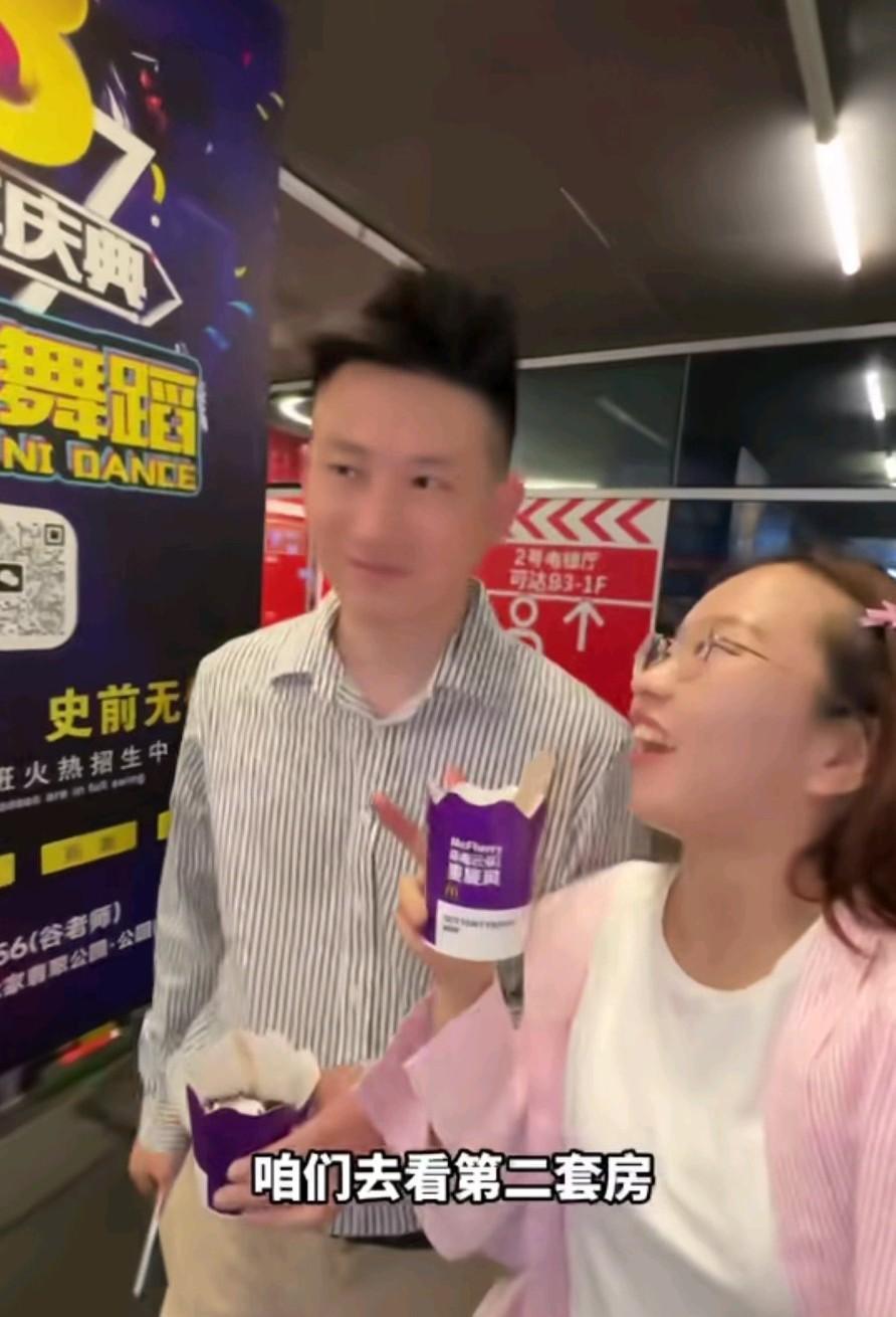 CC爱摸鱼男朋友的发型，朝天发型是特地打理过，还是忘了打理呀！很有个性，很抢镜啊