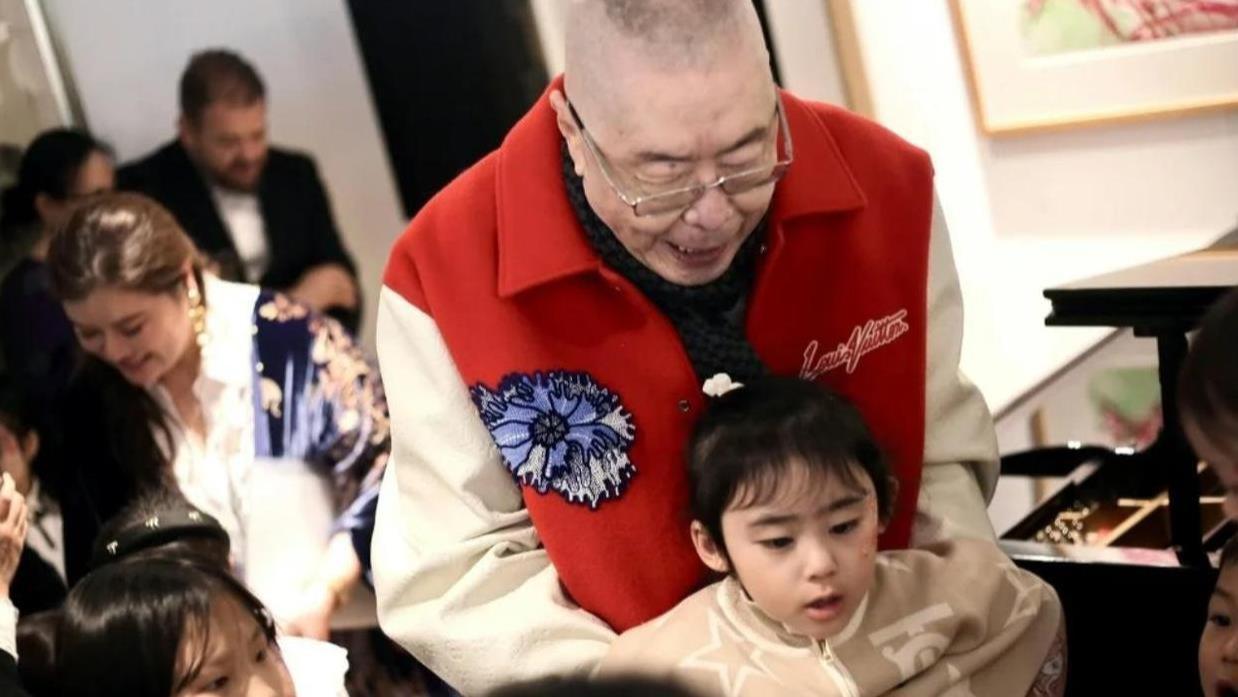 刘诗昆86岁生日，与5岁女儿跳APT，一岁半儿子罕见现身像混血好帅