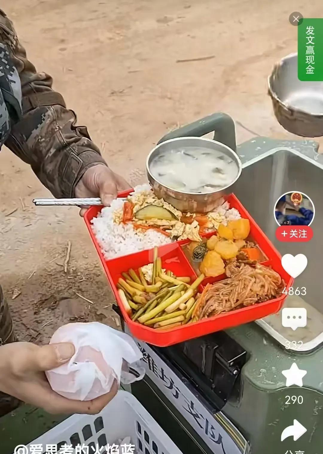 可爱的战士们笑容是最纯真的，但看着他们吃的这么“清汤寡水”的，心情瞬间有点难过了