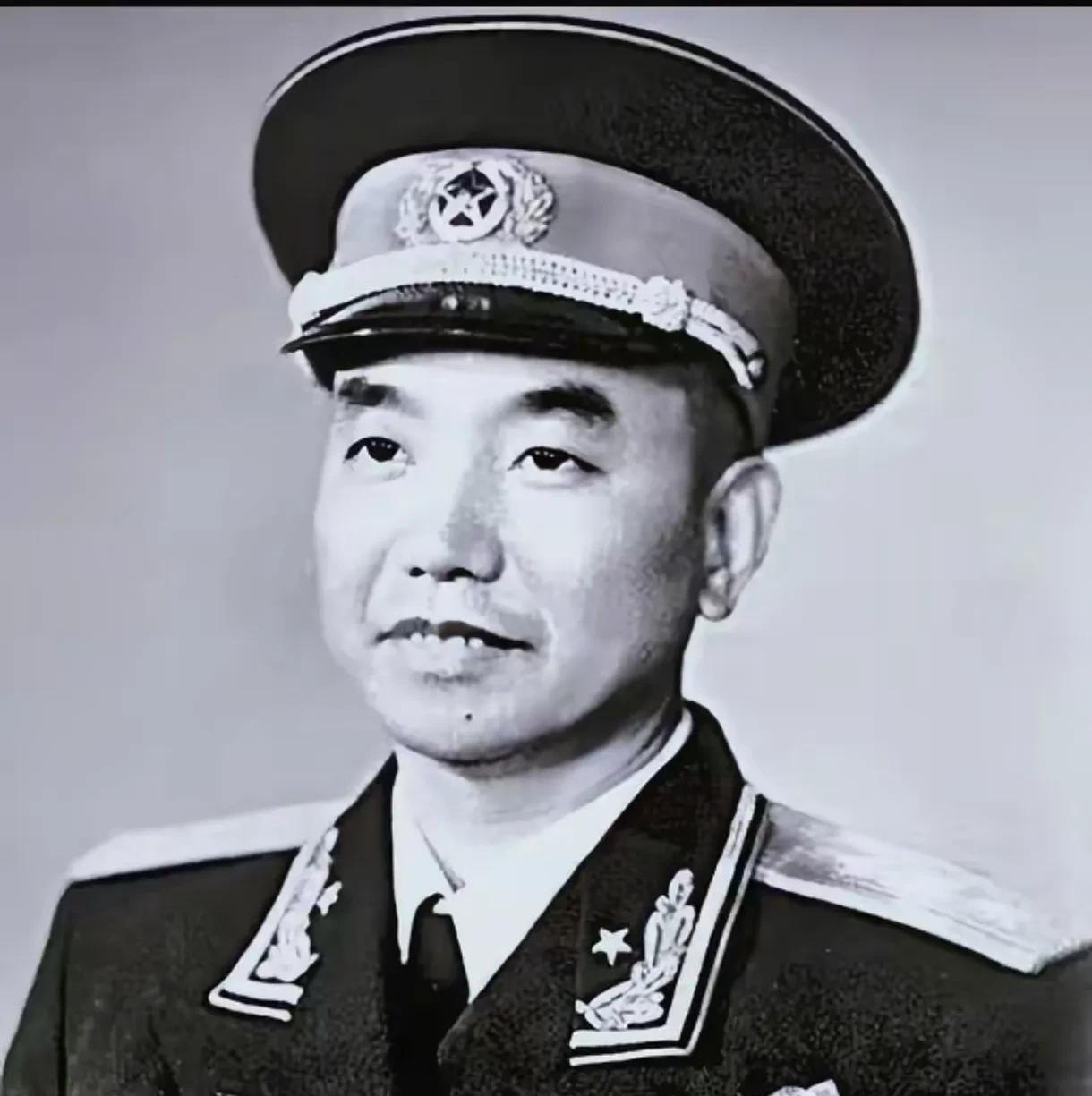萧克将军是八路军三个师六位正副师长中唯一一位没有授元帅军衔的。
看看萧克将军的履