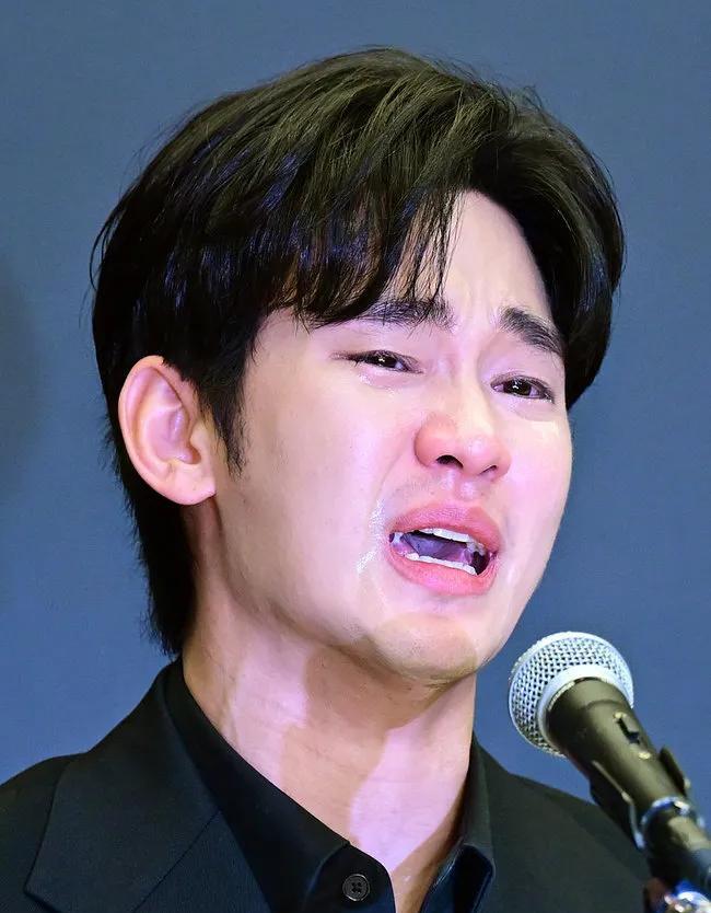金秀贤这是哭的一把鼻涕一把泪啊
声泪俱下啊
这还是万千少女们心中的都敏俊吗
大概