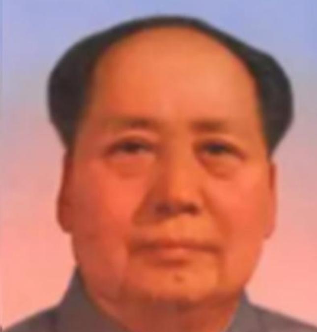 1950年，铁匠朱其升看到家家户户都挂上了毛主席头像，他越看这个人越眼熟，于是偷