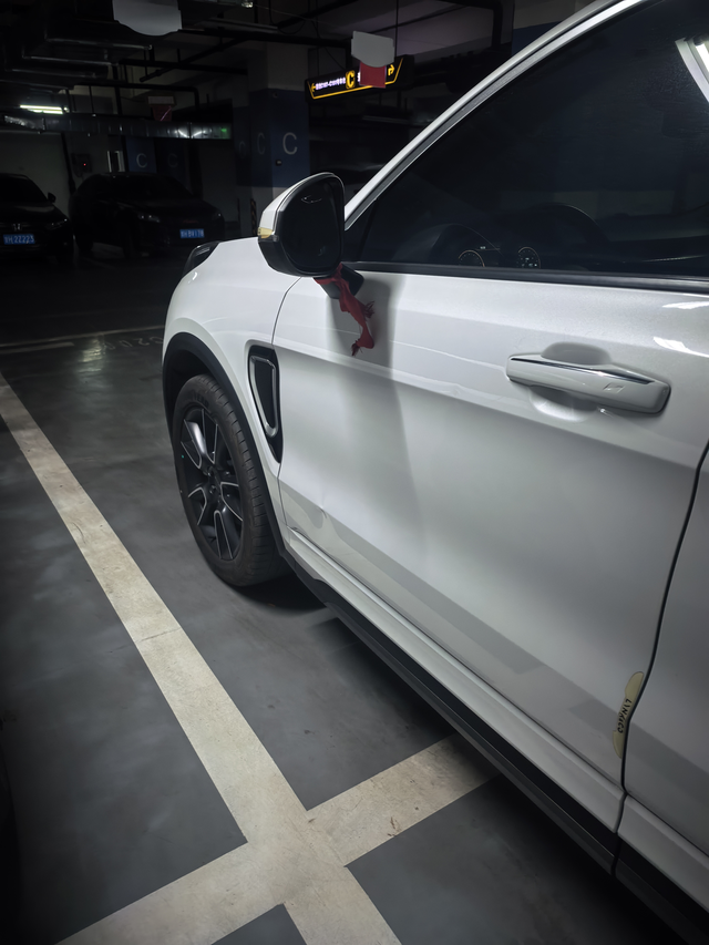 无痕修复怎么搞
各位彦祖们，左车门这个坑有没有好的修复办法，四儿子说钣金喷漆费用