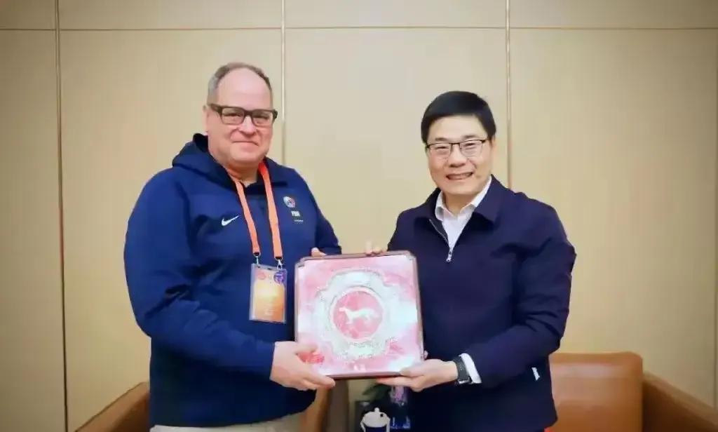 鉴于国内裁判的辣眼睛表现，接下来CBA决赛圈的比赛，已确定使用国际裁判。
这是中