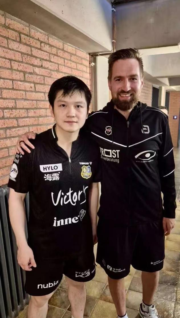 昨天，巴特克尼希斯霍芬德甲乒乓球俱乐部经理发了一张和樊振东的合照并配文：感谢樊振