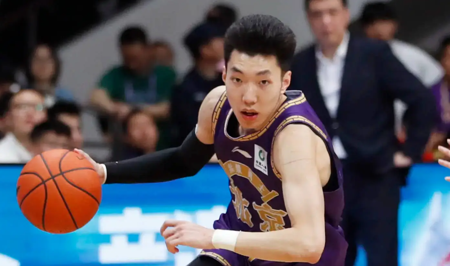 经历过亚洲杯的锻炼和洗礼后，年轻小将廖三宁已经回到俱乐部开始新赛季备战了。回到球