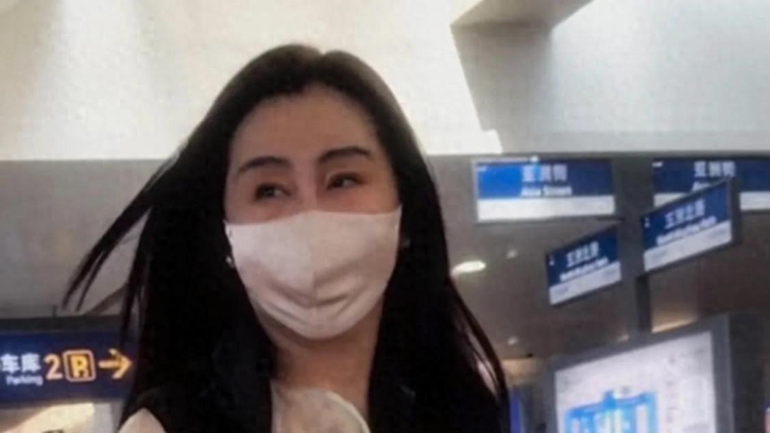 王祖贤穿薄纱新中式抵达无锡，穿一万块的爱马仕鞋，她依然很美