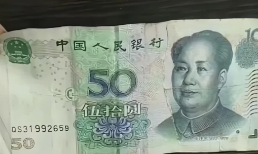 收到一张60元人民币，卖菜的老大爷被气哭了！
今天早晨，我到早市上去买菜，看到路