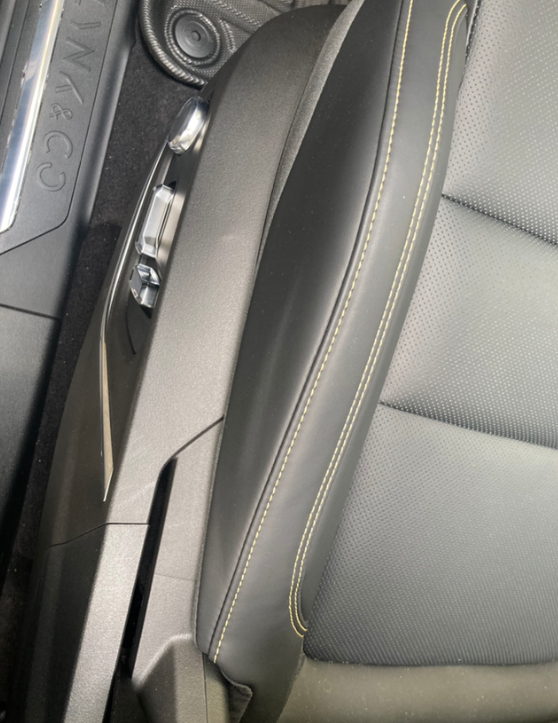 2023款主驾座椅侧面皱了，才不到一个月，正常吗？