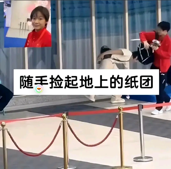 别人在比赛，婵宝也没闲着啊！竟然化身场馆清洁工，弯腰拣起地上的纸团！都说无意之举