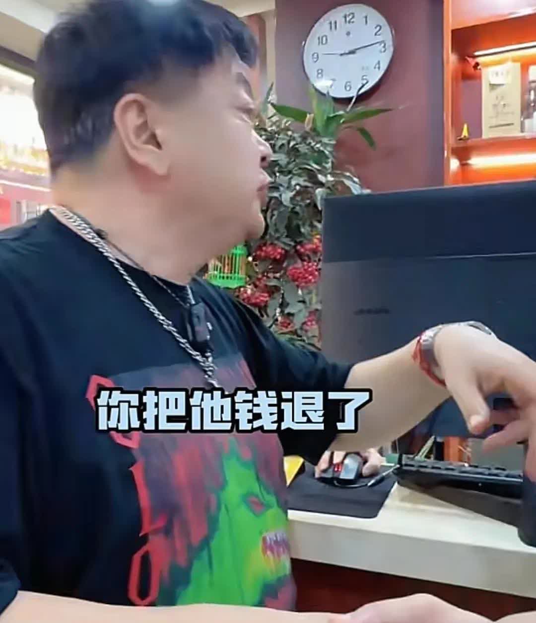 演员洪剑涛太有面子了。

在青岛吃一顿海鲜大排档，两伙人抢着替他买单。最后服