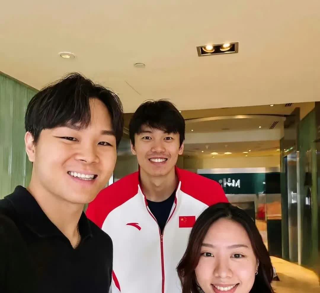 新加坡游泳世锦赛结束后，已经退役的新加坡运动员冯盛均晒出了自己和汪顺，还有女友杨