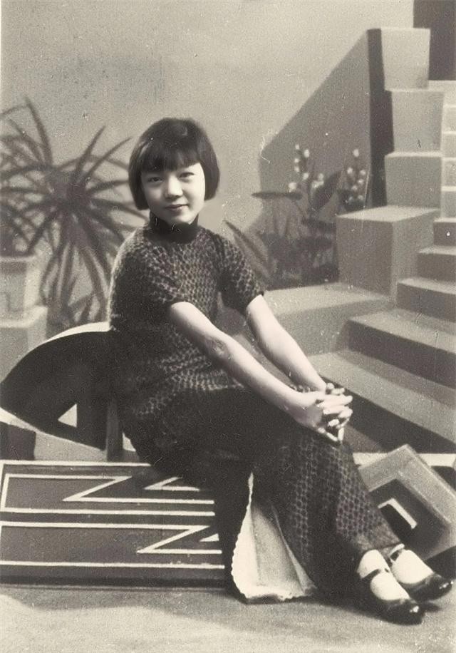 1929年，18岁的丫鬟来凤在厨房偷偷生下孩子，被老妈子发现状告给当家主母，主母
