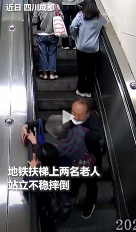 “这就是为什么军人优先！”四川程度，两名老人在坐扶梯时突然重心不稳，在即将跌落的