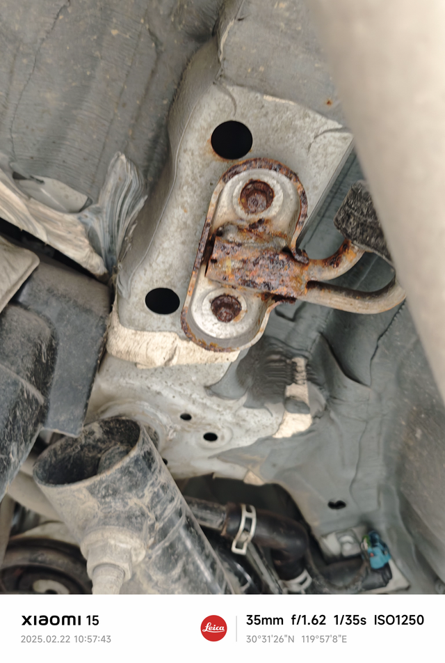 长安univ地盘生锈
23款尊享班，23年6月上牌一万公里现在地盘生锈这样，现在