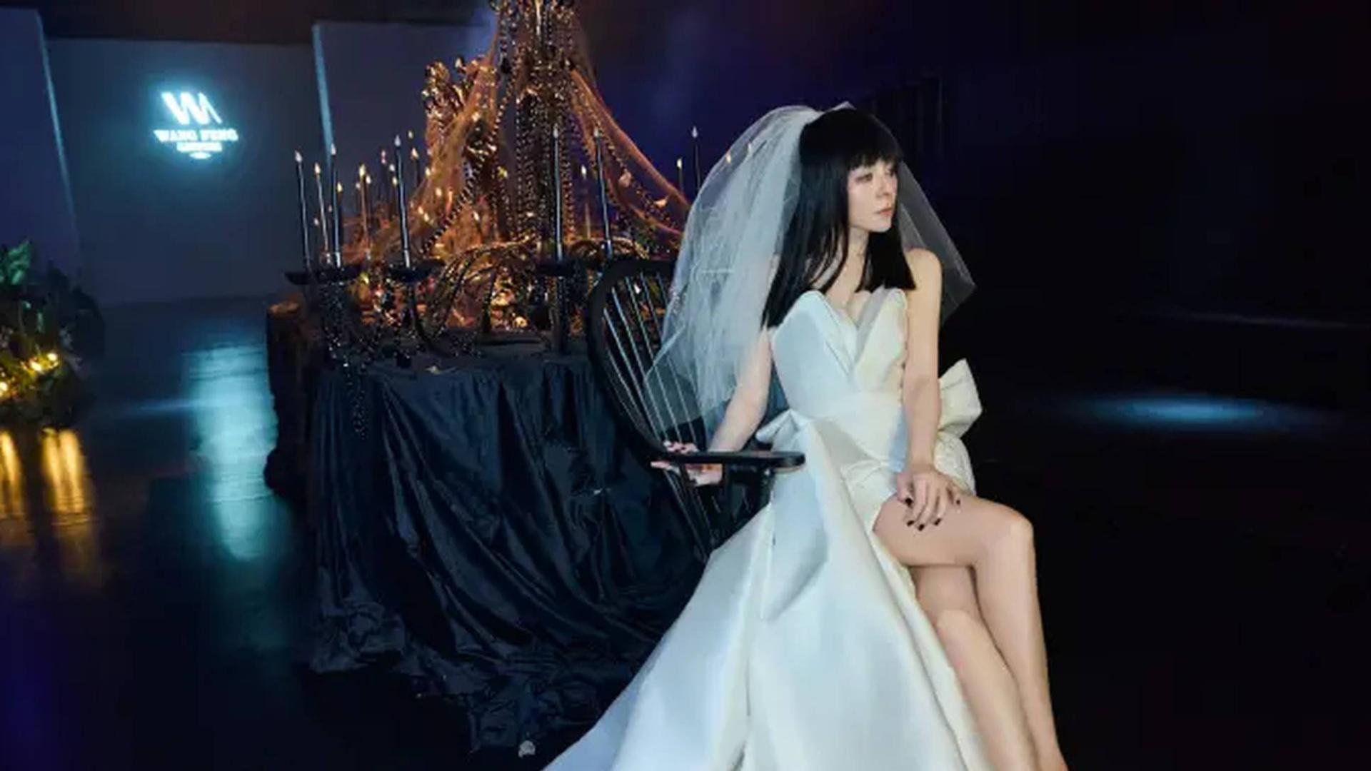 王琳婚纱走秀惊艳全场 ， 五官立体如芭比娃娃，长腿完美展现