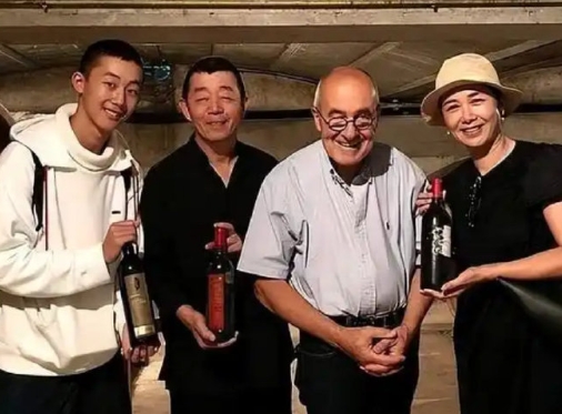 蒋雯丽与丈夫顾长卫结婚30年，定居英国，儿子高大帅气，一家三口好幸福！