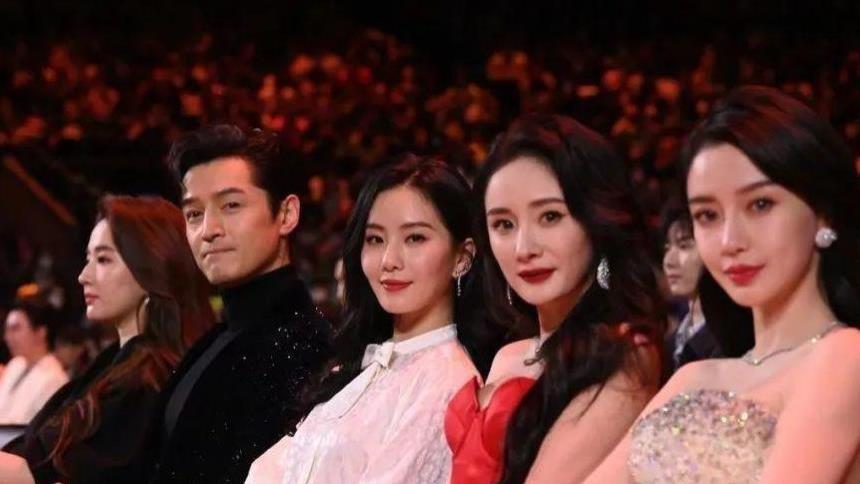 北京此夜，站位尽显江湖地位，成龙张艺谋两侧，C位稳如泰山