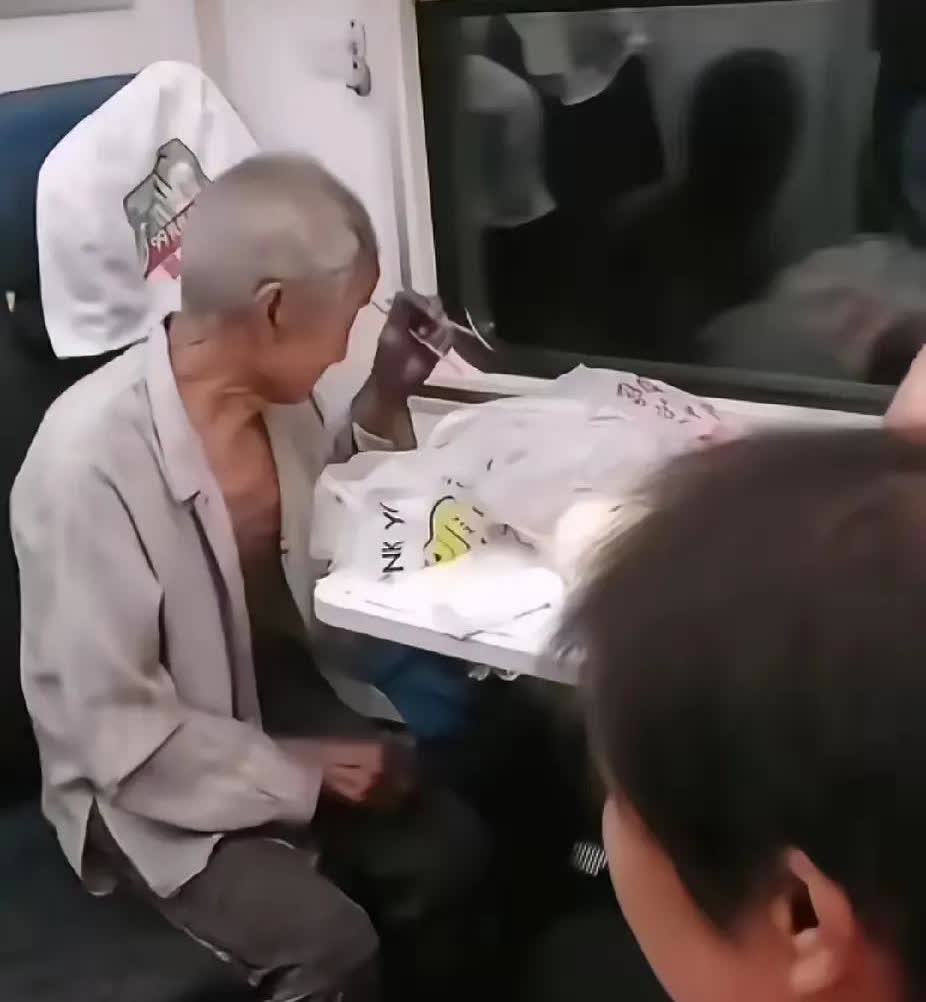 在去五台山的硬座车厢里，老人拿出两个馒头准备吃午餐，旁边的东北大姐拿出自己的零食