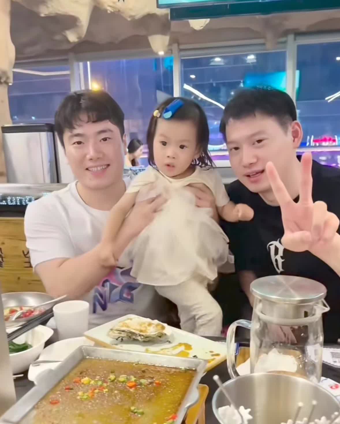 梁靖崑与周雨约饭——终于抱上人家的女儿啦
梁靖崑有两个儿子，
太羡慕周雨有一