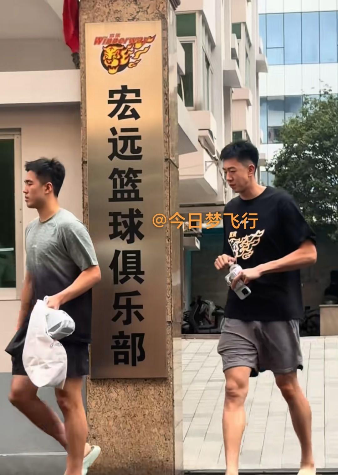 王少杰已经离开广东队返回北京！
王少杰是在10月5日离开广东回到北京的，10月6