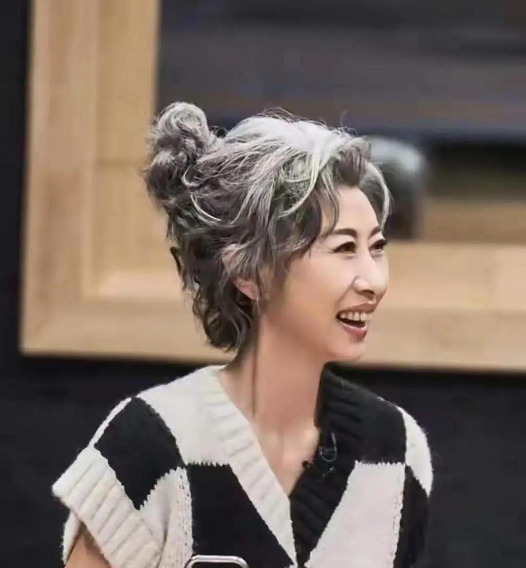 65岁叶倩文的白发太有味道了！