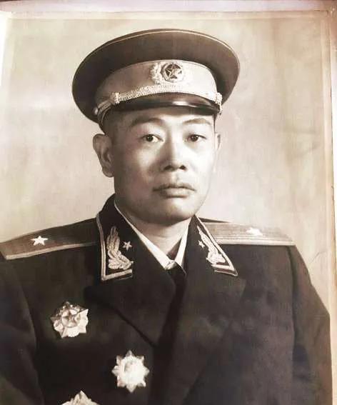 1955年，新中国首次授衔，毛主席看到了一个少将，似乎想起了什么，就叫住了他，笑