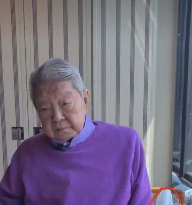 蔡澜入院前，他的秘书晒了一组照片证明他没事，却曝光了蔡澜房间全是瓶瓶罐罐！
谁