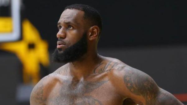 众所周知詹姆斯浑身是肌肉，为何却几乎看不到胸肌和腹肌呢？