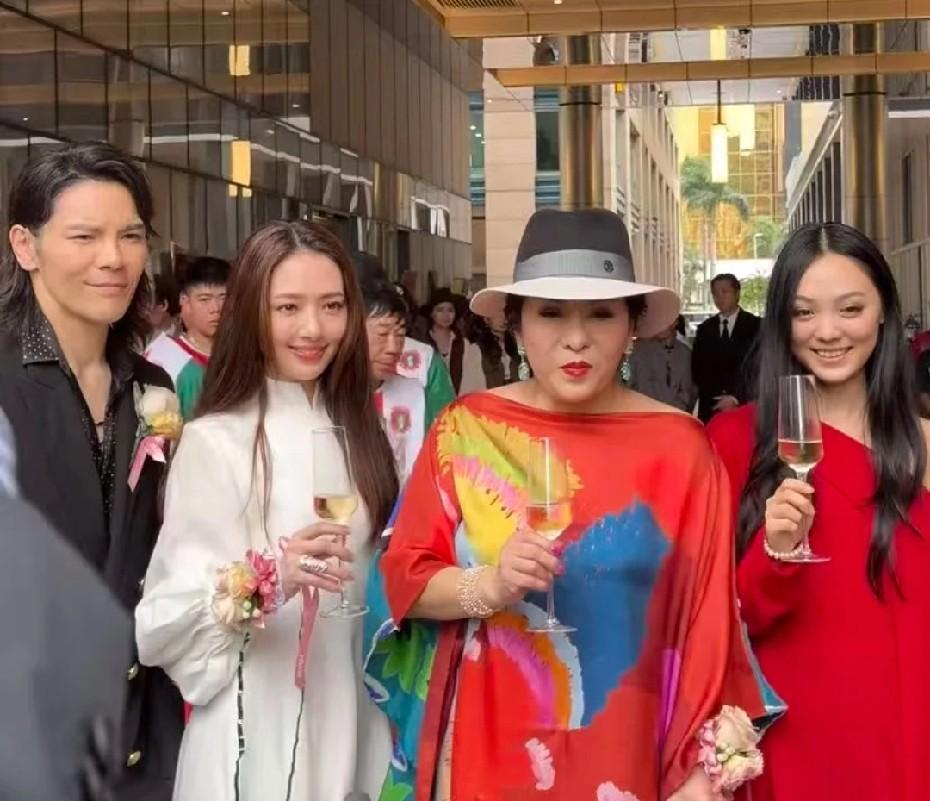 终于理解网友们说的嫁一个好老公不如嫁一个好婆婆这句话的含金量了。
看看郭碧婷婚前