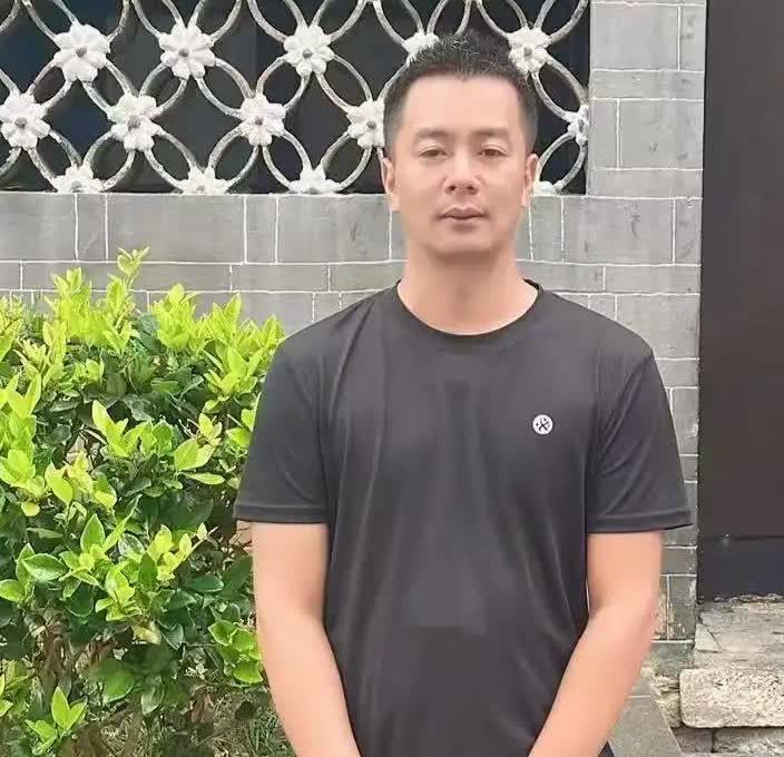 四川出租车司机夜接男客，10元车费乘客误付14万多，司机报警

凌晨三点多，
