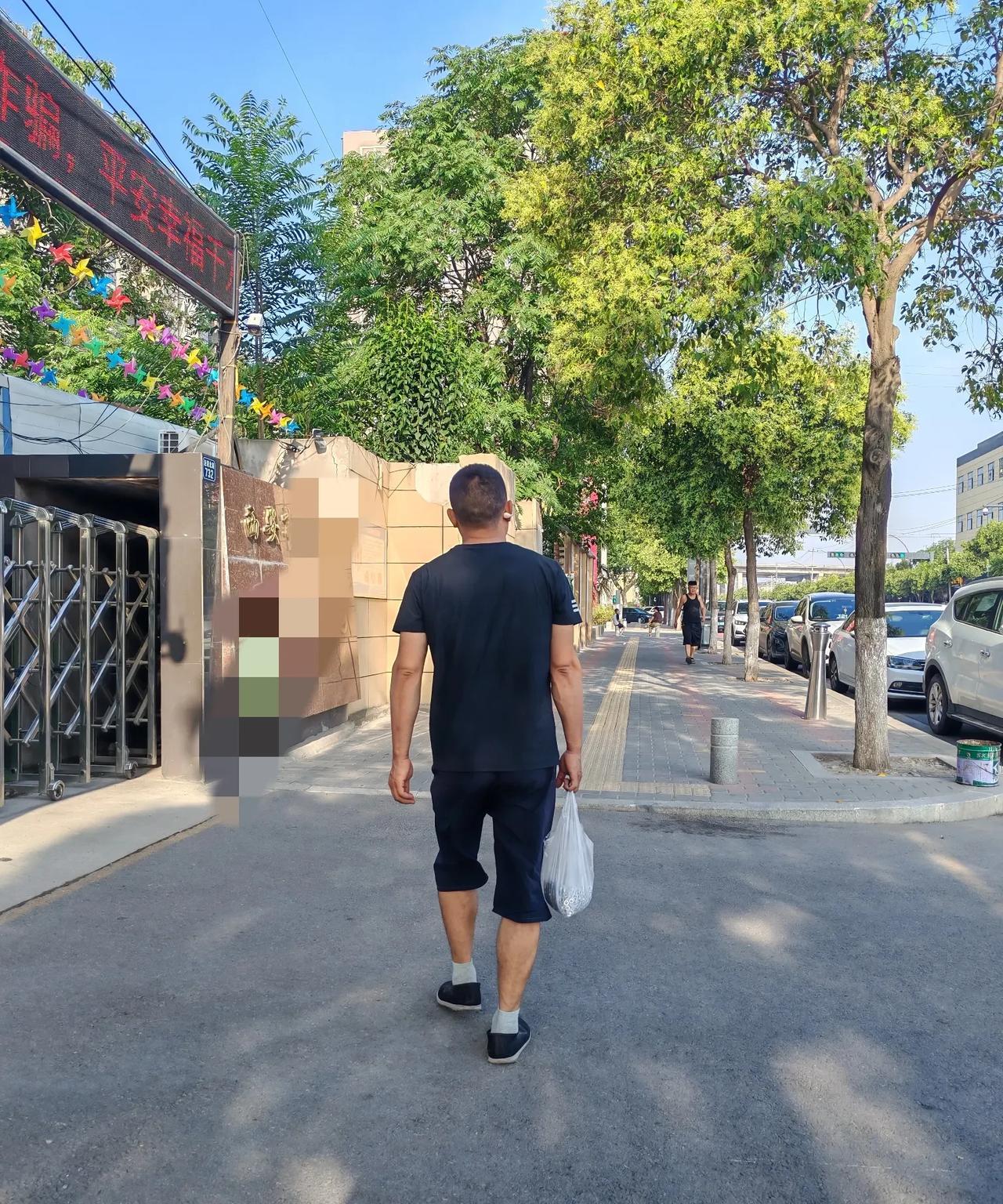 他自称是被坑惨的一批中专生。
这是80后的明哥，老家镇安县人，他说他是1998年