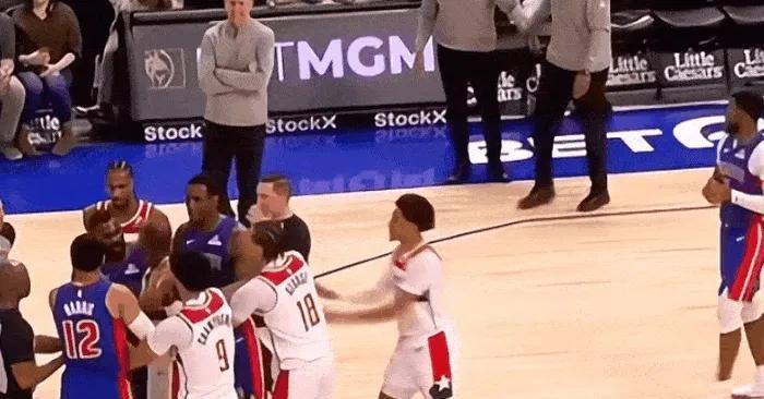 你俩啥关系？普尔推了杜伦一下，杜伦笑了！
活塞和奇才的比赛中，双方发生冲突，普