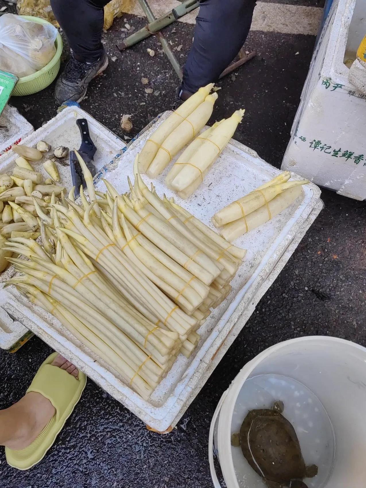 菜市场这个卖藕的老板，估计是天天最快收摊的。
今天休息，早上跟儿子一起出门，他去