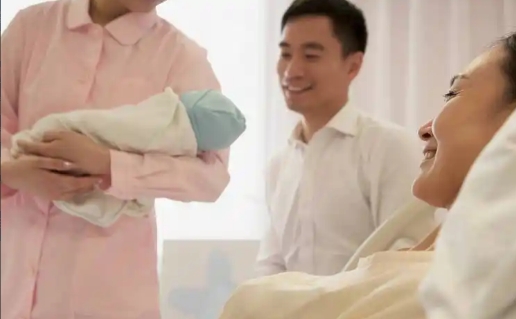 出生率严重下降，年轻人又不愿意生二胎、三胎。有专家急眼了，建议：“不生就下调养老