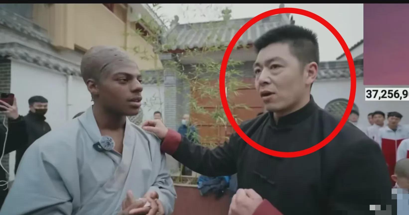 我特意查询了甲亢哥拜访少林寺梁师傅的经历，
不看不知道，一看吓一跳，
真是始