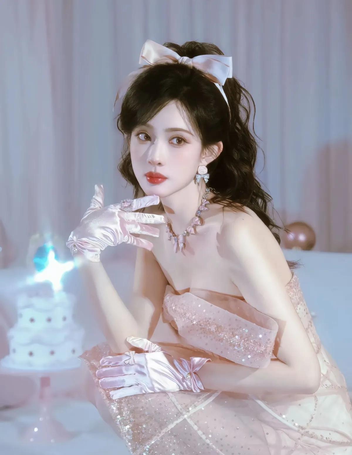 怎么可以美成这样啊？是那种不会产生距离感的美好啊！[心]孟姐真的很好看，最近几次