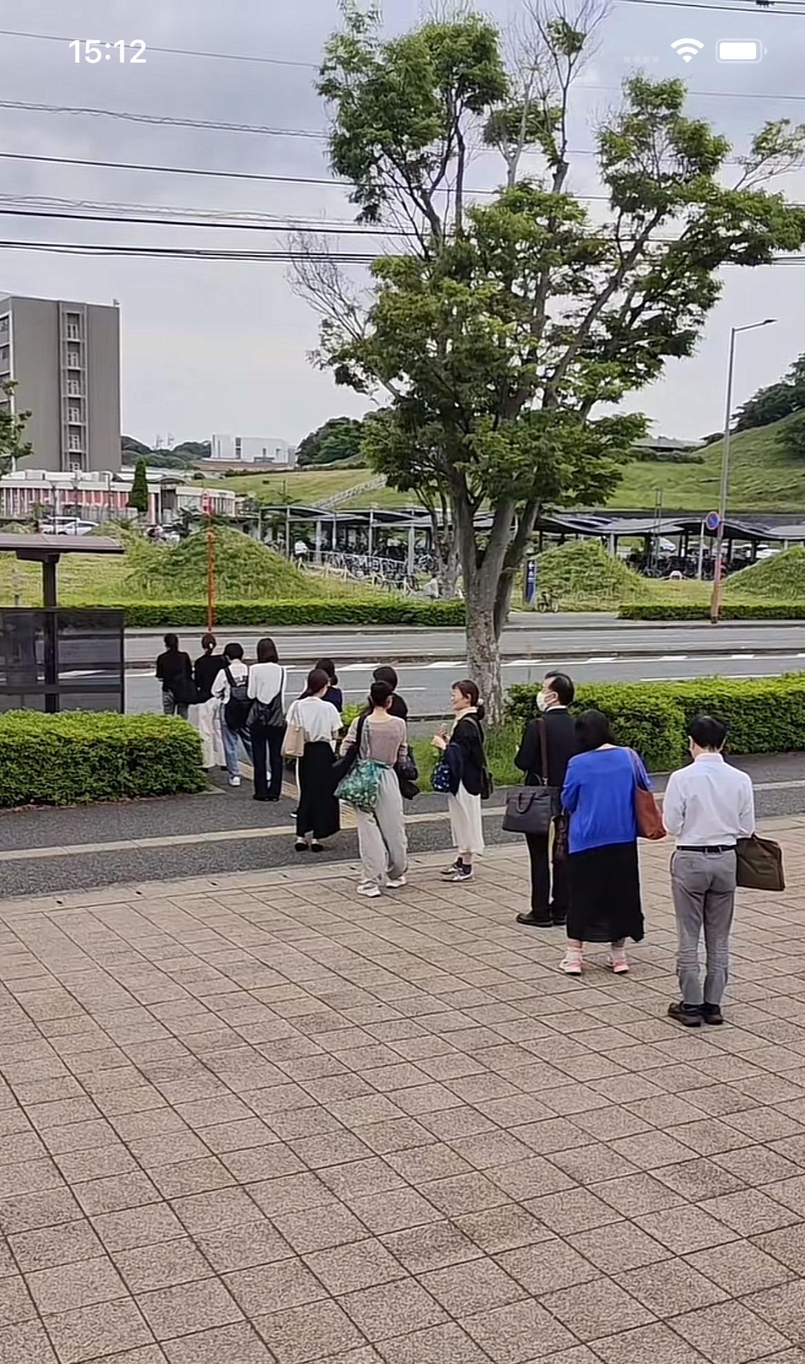 真服了，日本人的自律性真高，坐个公交车也要分个先来后到，大家排成长龙，谁也别想抢