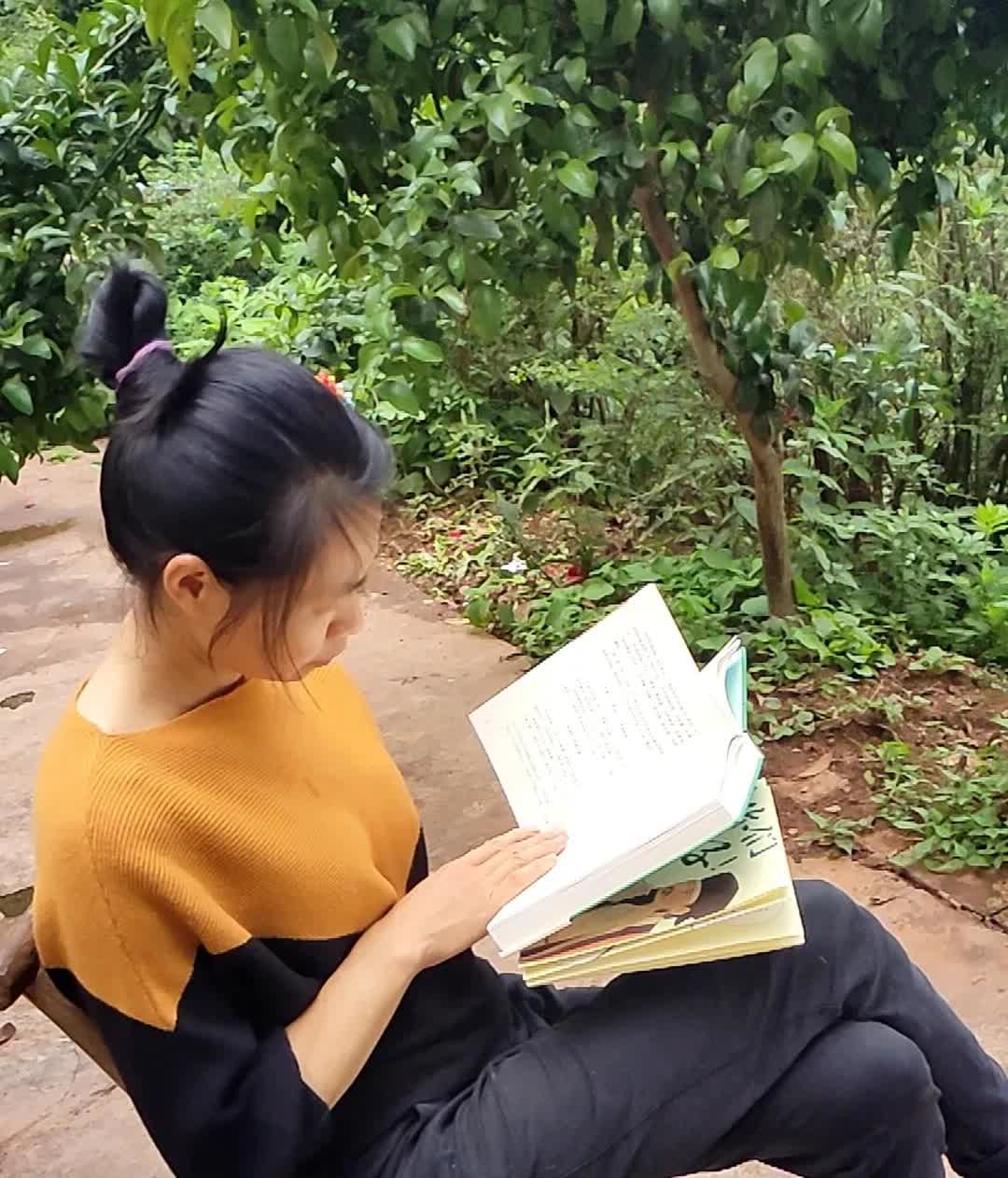 上传了一个口播类视频，差不多11点半了，蹑手蹑脚来到楼上，孩子睡得很香，轻轻地给