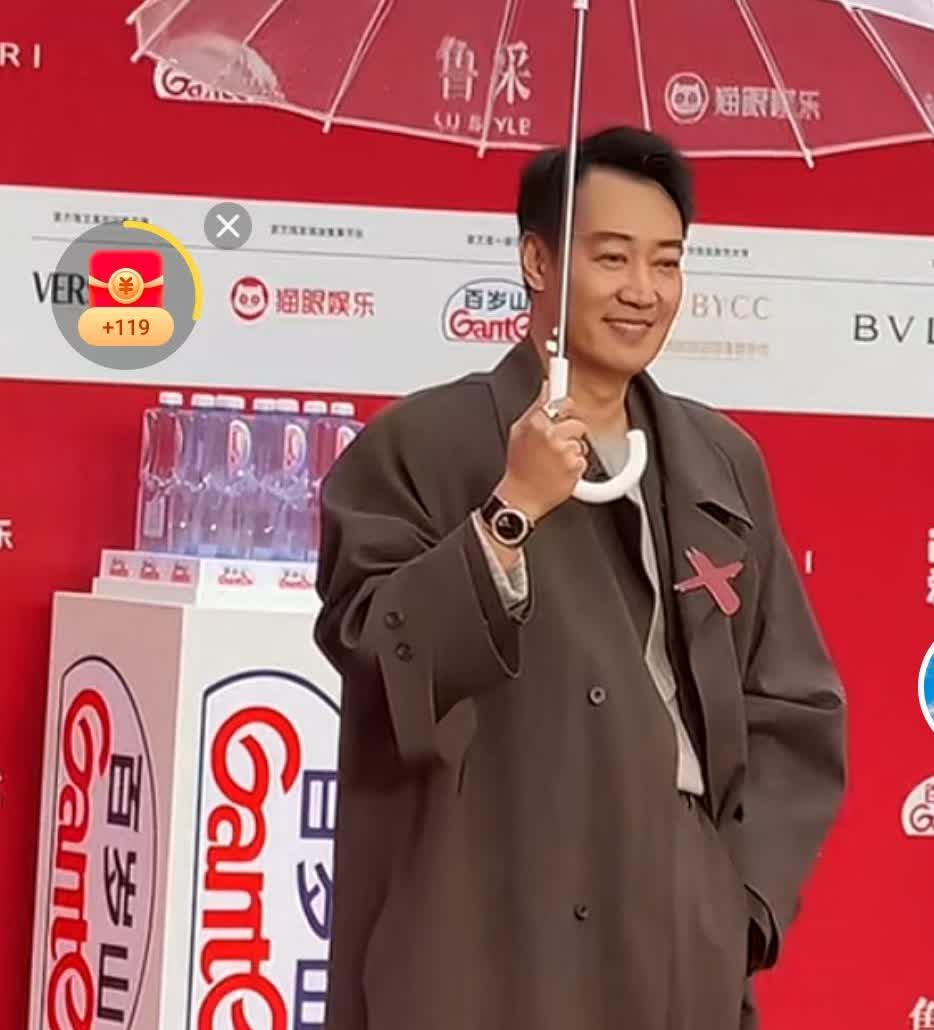 辛柏青的状态令人担忧，根据他的朋友透露他现在不爱说话，自从宣布了妻子朱媛媛去世以