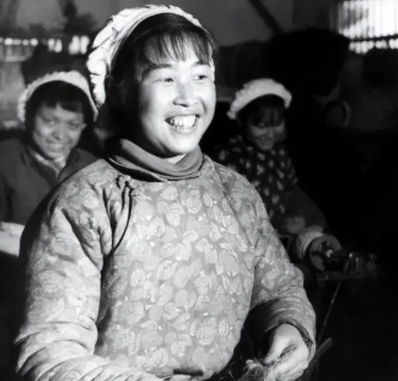 1949年，一位年仅14岁的小姑娘竟被评为“特等英雄”，而当毛主席亲自邀请她来参