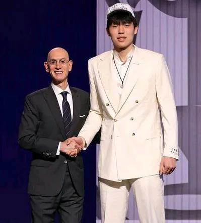 杨瀚森NBA4年合同能赚多少钱呢？薪水大约1.5亿人民币。
第一赛季 442万，