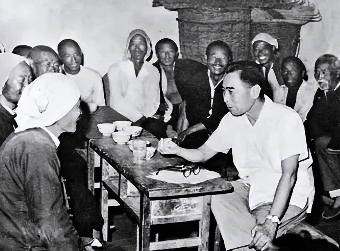 一位老汉向周总理磕头请安，周总理让人查查他的底细