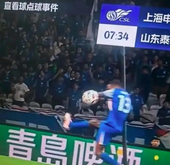 #中超# 申花和鲁能的比赛出现争议球，下面从
2个角度的回放：防守球员主动移动到