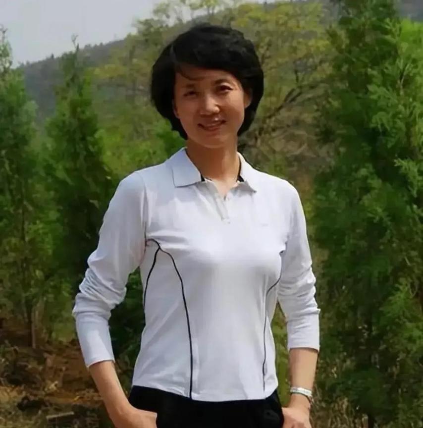 说她是央视的一姐，当之无愧，就是董卿、周涛、张蕾她们在无美颜和滤镜的情况下，也没