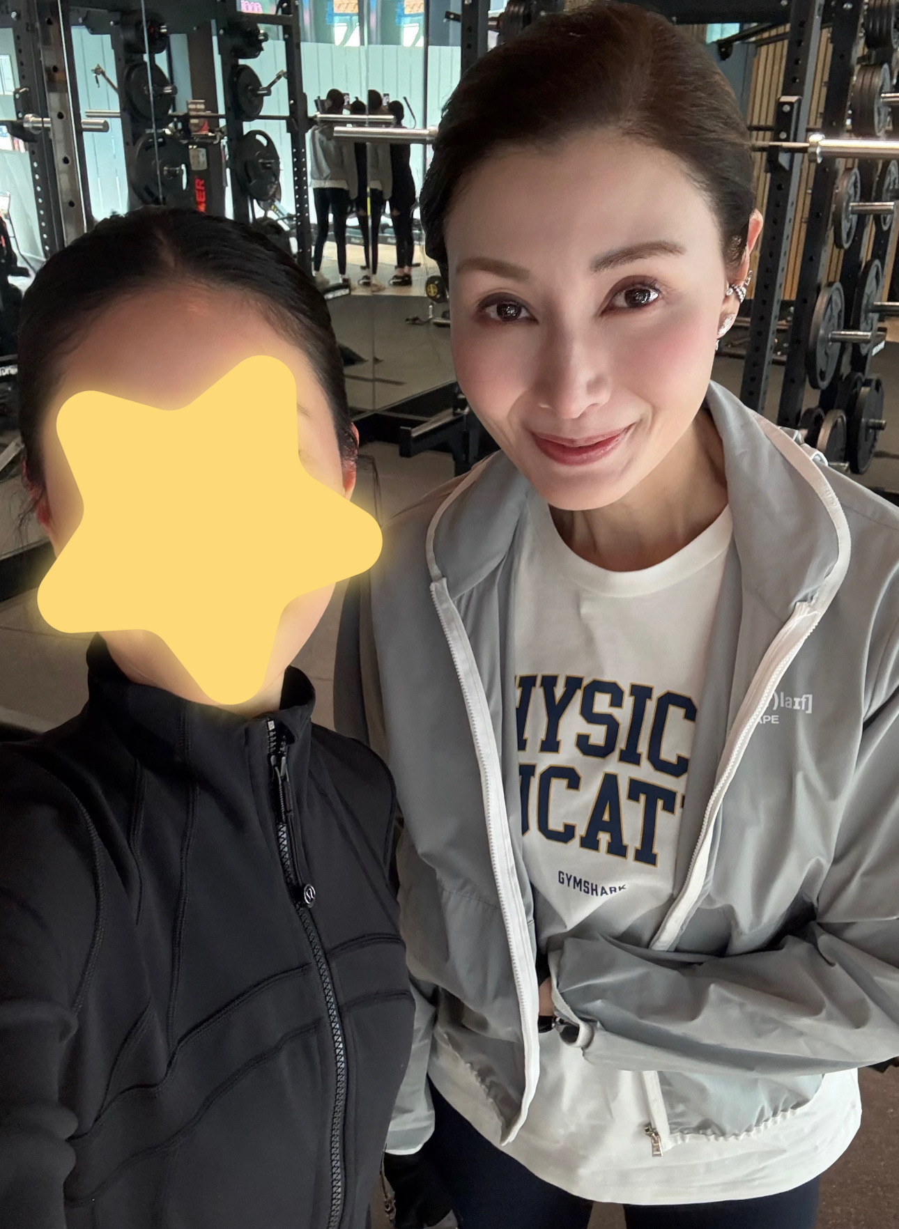 54岁的李嘉欣被偶遇，状态超好
