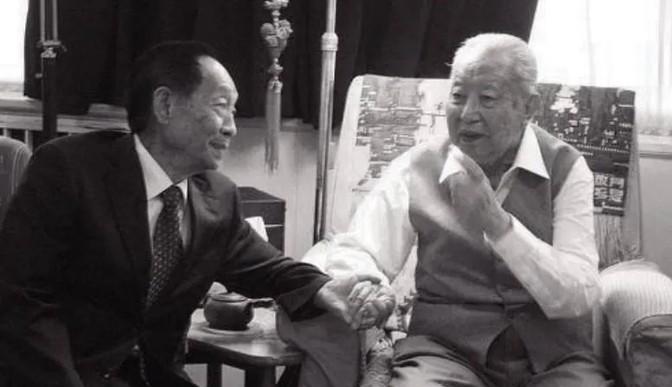 2006年，袁隆平在北京出差时，得知华国锋身体不好，于是专门抽出时间去探望，当时
