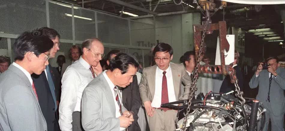 1985年7月26日，福特汽车公司总装厂，李鹏在参观发动机，合影留念，永恒的回忆