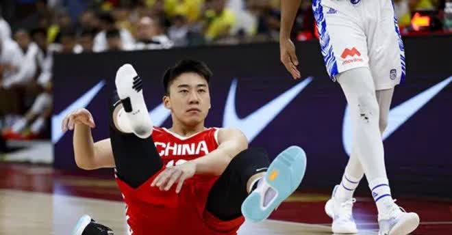 王俊杰昨天3投2中，得到7分。王俊杰跑位也不是不积极，昨天的几个后卫就发了疯一样